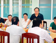 CHỦ TỊCH HỘI ĐỒNG THÀNH VIÊN - TỔNG GIÁM ĐỐC NXB GIÁO DỤC VIỆT NAM NGUYỄN TIẾN THANH CÙNG ĐOÀN CÔNG TÁC THĂM VÀ LÀM VIỆC TẠI CÔNG TY IN NHÂN DÂN BÌNH ĐỊNH